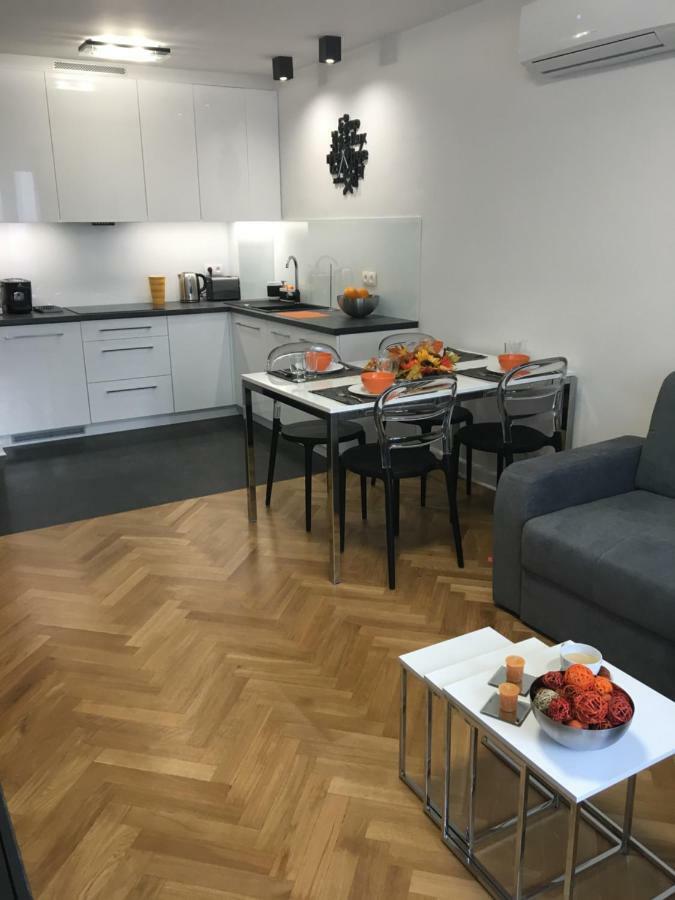 Apartament Emilia Apartment วอร์ซอ ภายนอก รูปภาพ